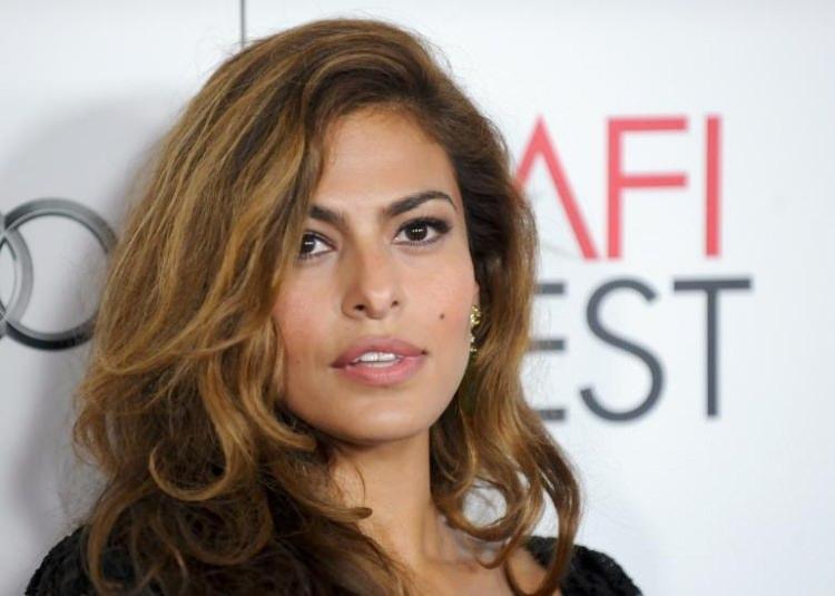 <p><strong>Eva Mendes</strong></p>
<p>"Enerjik bir görünüm yakalamak için her zaman ışıltılı bronzer kullanırım. Eğer makyaj yapmak istemiyorsanız nemlendiricinizin içine biraz ışıltılı bir bronzer ekleyin." </p>