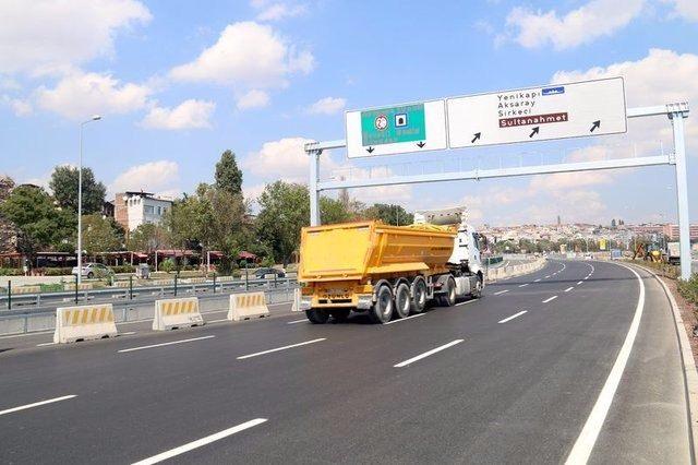 <p>Çalışmalar son hızla devam ederken Sarayburnu-Kazlıçeşme ile Harem-Göztepe arasındaki bağlantı yollarına tünel istikametini gösteren tabelalar da yerleştirildi.</p>

<p> </p>
