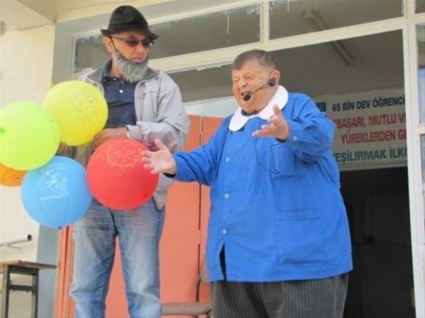 <p>Yaklaşık 300 sinema filminde rol alan Sıtkı Sezgin, Amasya’nın Taşova ilçesinde sahne aldığı oyunda duygulanan bazı öğrencileri ağlattı.</p>