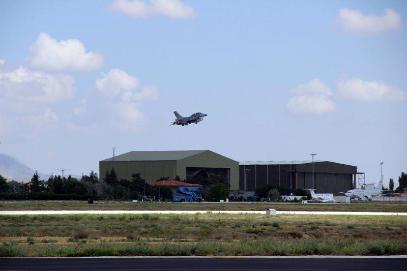 <p><strong>KATILAN ÜLKELER</strong></p>
<p>Türkiye’nin Kara, Deniz ve Hava Kuvvetleri unsurlarıyla katıldığı tatbikata; Hollanda 1 KDC-10, İtalya 8 Tornado, Pakistan 6 F-16, Suudi Arabistan 8 Tornado, NATO 2 E-3A, Türkiye ise 6 F-4E 2020, 35 F-16, 1 E-7T havadan erken ihbar uçağı, 1 KC 135 tanker, 1 C-130, 2 CN-235, 2 AS-532, 1 UH-1H, 2 Atak ve 2 S-70 helikopteri, 1 firkateyn ve 2 hücumbot ile katıldı. Avustralya 2 kontrolör, Azerbaycan ise 3 pilot ile aktif katılımcı, Almanya, Bahreyn, Katar, KKTC, Kosova, Makedonya, Şili ve Yunanistan gözlemci olarak yeraldı.</p>