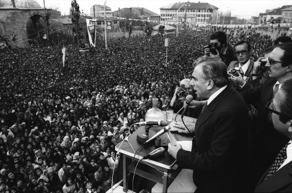 <p>MHP Genel Başkanı Türkeş, 25 Mayıs 1978'de düzenlenen Erzurum mitinginde halka hitap ederken görülüyor. </p>
