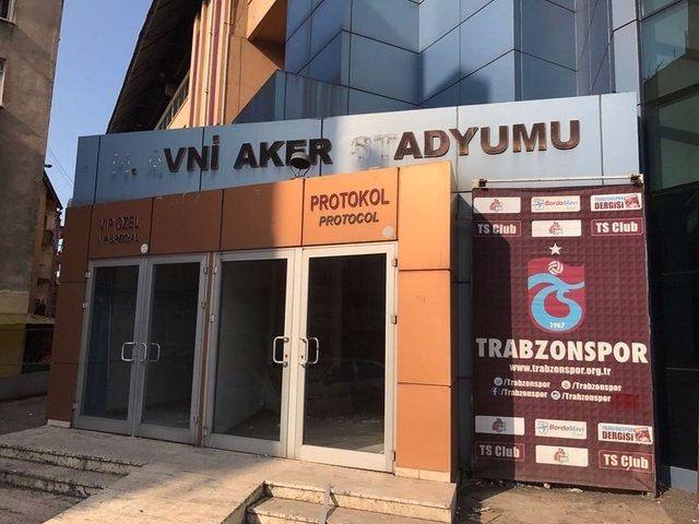 <p>Zira 1951’den 2017’ye kadar Trabzonspor’a ev sahipliği yapmış bu tarihi stat, Akyazı’daki yeni tesis için terk edilirken, eski stadın yapımına en büyük katkıyı yapmış, hatta stat için arazisini bile bağışlamış Avni Aker de unutuldu.</p>
