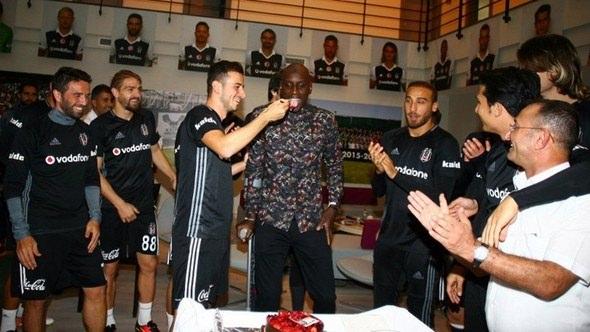 <p>Demba Ba, 6 milyon Euro'ya geldiği Beşiktaş'ta bir sezon oynadıktan sonra 13 milyon Euro'ya Çin'in Shanghai Greenland Shensua takımına satılmıştı.</p>
