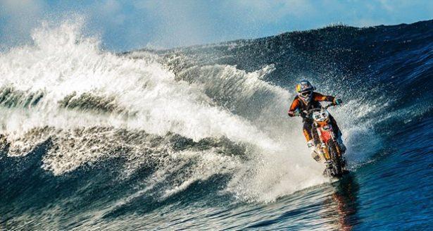 <p>Karada motosikleti ile ilerleyen deneyimli sürücü bir anda okyanusa yöneldi ve motosikletinin teker bölümünde bulunan düzenek sayesinde su üzerinde kalarak yolculuğuna devam etti.</p>
