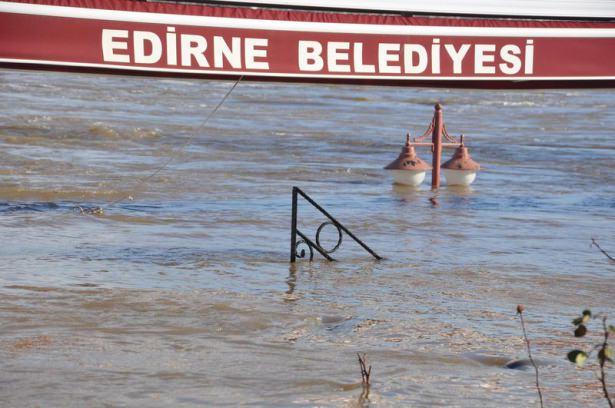 <p>Tunca ve Meriç Nehirleri, nehir yataklarından taştı, tarihi köprüler sular altında kaldı. Edirne Belediye Başkanı Recep Gürkan,Edirne'deki nehir debilerinin beklenenden çok daha ani yükseldiğini söyledi.</p>

