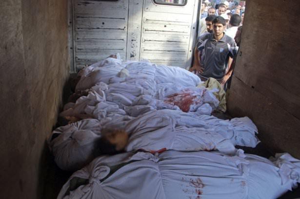 <p>Ortaya &ccedil;ıkan g&ouml;r&uuml;nt&uuml; sosyal medyada geniş yankı buldu. Sadece evleri değil, camileri, hastaneleri ve okulları bombalayan İsrail, yaralananların tedavi edilmesine izin vermiyor. Bununla da yetinmeyen İsrail, hayatını kaybedenlerin toprağa g&ouml;m&uuml;lmesine bile m&uuml;saade etmiyor.</p>
