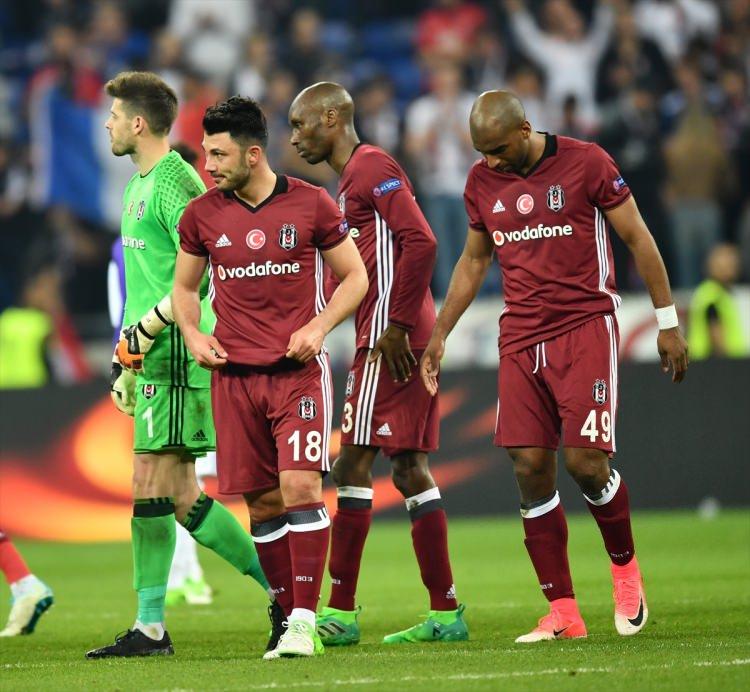 <p>Fransa’nın köklü gazetesi L’Equipe, siyah-beyazlıların uzun süre üstün götürdüğü maçta geri dönüşünü sürpriz olarak verdi. L’Equipe, “2 dakikada bitti” başlığını atarken, “67 dakika önde olan Beşiktaş’tı. Umutsuz bir maç geçiren O.Lyon, Tolisso ve Morel’in golleriyle zafere gitti. 2 dakikada bitti” ifadeleri kullanıldı.</p>
