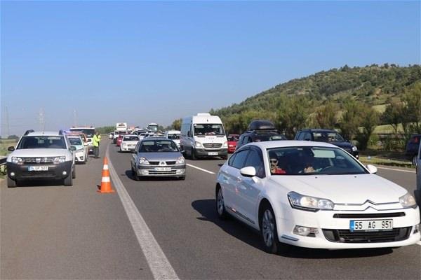 <p>Karayolları ekipleri ise Bolu Dağı Tüneli güzergahını bölgede bulunan 87 kamera ile Tünel Kontrol Merkezi'nden takip ediyor. </p>
<p> </p>