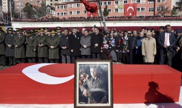 <p>Şehit Teğmen Recep Erdoğan, kılınan cenaze namazı sonrası merkeze bağlı Hasköy Köyü’nde aile kabristanlığında toprağa verildi.</p>