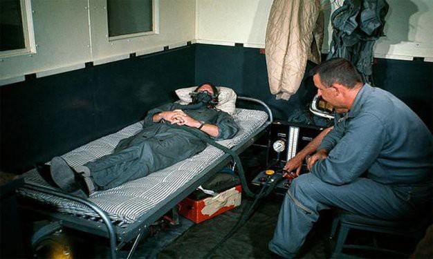 Kittinger atlayıştan önce Oksijen alıyor. Kanındaki nitrojen oranını sıfıra indirip, olası ölümcül tehlikeden kurtulmak istiyor.