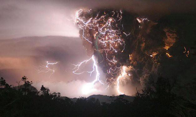 Getirdiği t&uuml;m yıkımın yanında, ihtişamı ile insanı b&uuml;y&uuml;leyen bu doğal afetlerin en g&uuml;zel fotoğrafları..  Chaiten Volkanı, Şili