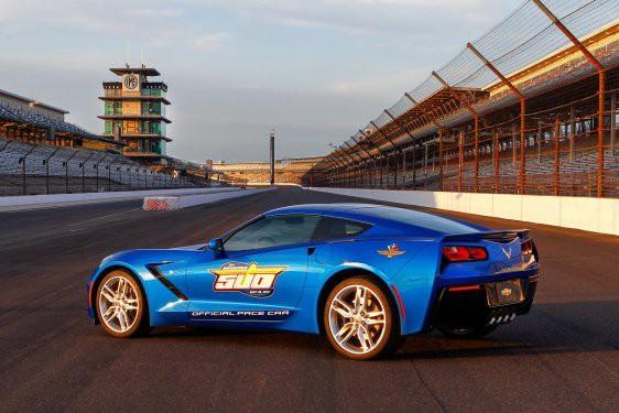 <p>Ge&ccedil;tiğimiz yıl da 6. nesil Corvette&rsquo;in ZR1 modeli aynı organizasyonda kullanılmıştı. Bu ara&ccedil;la birlikte toplamda 12 kere yarış başlatma g&ouml;revine getirilen Corvette&rsquo;in 2013 yılında sahip olacağı g&ouml;vde rengi de mavi olarak kesinlik kazanmış oldu.</p>