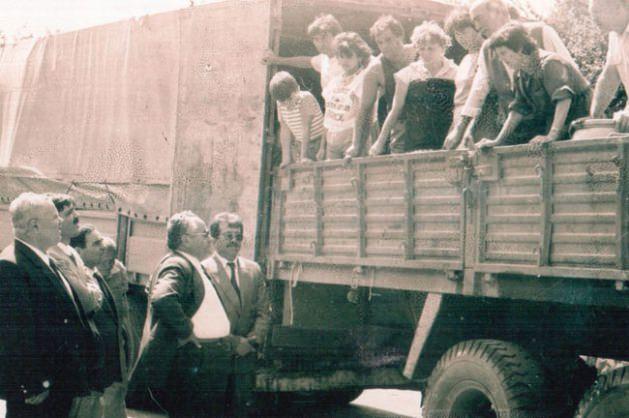 <p><span style="line-height: 13pt;">İslam Kalkınma Bankası Başkanı ve yanındaki d&ouml;nemin ekonomi uzmanı Abdullah G&uuml;l'&uuml;n, d&ouml;nemin Kırklareli Valisi Kenan G&uuml;ven, İl Emniyet M&uuml;d&uuml;r&uuml; Naci Yurtman ve bazı yerel yetkililerin tampon b&ouml;lgede yaptığı incelemeleri kare kare fotoğraflayan Kırklareli'nin L&uuml;leburgaz il&ccedil;esinde yayın yapan G&uuml;ny&uuml;z&uuml; Gazetesi Genel Yayın Y&ouml;netmeni Gazeteci Şenol Goncag&uuml;l, paylaştı.</span></p>