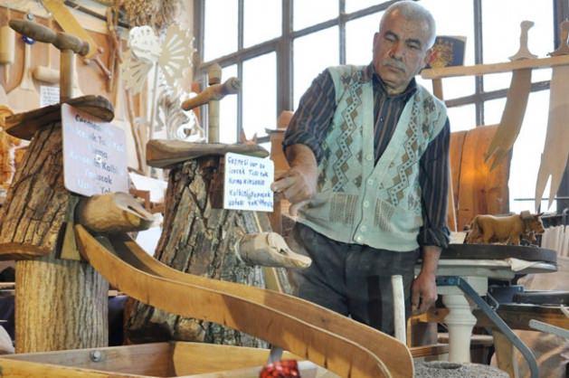 Marangozhanesinde işlediği ceviz ağaçları ile silahtan savunma mekanizmalarına, tarımdan hayvancılığa, insan ve hayvan figürlerini ortaya çıkaran marangoz ustası Oğuz, amacının tarihi yeniden canlandırmak, kaybolan meslekleri yeniden yaşatmak ve yeni nesle aktarmak olduğunu söyledi.