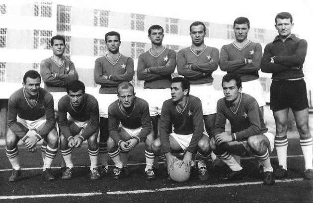 Beşiktaş Kul&uuml;b&uuml;'nden yapılan a&ccedil;ıklamada, kul&uuml;b&uuml;n efsane kaptanlarından ve divan kurulu &uuml;yesi Nazmi Bilge'nin vefat ettiği duyuruldu.