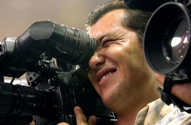 Sergide gazetecilerin mesleklerini icra ederken yaşadıkları zor anlara ait fotoğraflar yer aldı.