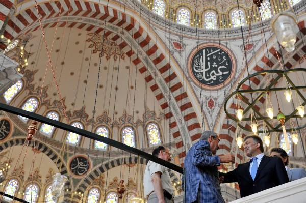 Cumhurbaşkanı Gül, dün, restorasyon çalışmaları tamamlanan ve 29 Mayıs 2012'de Başbakan Erdoğan'ın da katıldığı törenle ibadete açılan Fatih Camii'nde incelemelerde bulunmuştu.