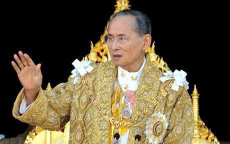 2) Henüz 19 yaşındayken tahta geçen ve 1946 yılından beri tahta bulunan Bhumibol Adulyadej 30 milyar dolar servete sahip. Kral en uzun süre tahta kalan kral olma özelliğine sahip.