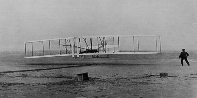<p><strong>İlk Uçuş (1913)</strong><br />İnsanlığın kanatlandığı ilk anın fotoğrafı. Reklam</p>