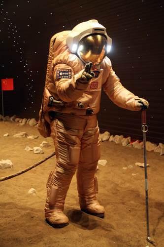 <p>Mars'a gidecek astronotlara 100'e yakın çeşit sunulması planlanıyor. Ancak tüm bunların hazırlanması, dondurulması ya da kurutulması için en azından 2 yıl gerekiyor. Ayrıca bu yiyeceklerin seyahatten önce test edilmesi ve astronotlar tarafından onaylanması da söz konusu.</p>