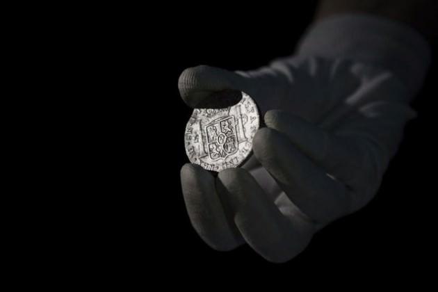 İspanya 5 yıl süren hukuk mücadelesini kazanmasının ardından, 500 milyon dolarlık definesine kavuşuyor. Amerikan şirketi tarafından Portekiz kıyılarında bulunan 17 ton ağırlığındaki gümüş ve altın sikkeler, Amerika'dan İspanya'ya götürülüyor.