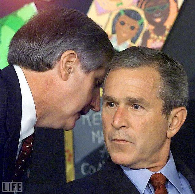 <p>Başkan Bush, İkiz Kulelere çarpan ikinci uçağın haberini alıyor. Bu sırada Bush, Florida'da bir ilkokulda çocuklara kitap okuyordu. (2001)</p>
