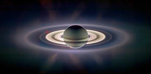 <p>Cassini uzay aracı, Uzayın derinliklerinden Satürn'ün fotoğrafını çekmiş. Kırmızıyla işaretlenmiş küçük nokta ise Dünya. (2006)</p>
