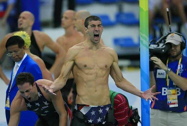 <p>Micheal Phelps Olimpiyat'larda kazandığı ve kırılması güç bir rekora imza attığı 14. madalyasını kutlarken (2008)</p>
