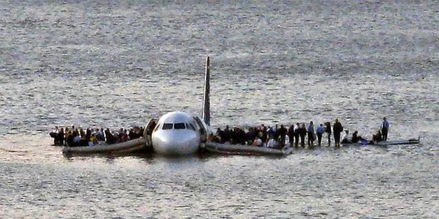 <p>Amerikan havayollarından bir uçağın denize düşmesi ve mucizevi bir şekilde herkesin kurtulması da dönemin önemli olaylarındandı. (2009)</p>
