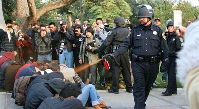 <p>Kaliforniya Üniversitesi'nde protestoculara rastgele biber gazı sıkan bir polis (2011)</p>
