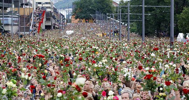 <p>Norveç halkı, Andreas Breivik tarafından katledilen 77 vatandaşının ardından ellerinde çiçeklerle yürüyor. (2011)</p>
