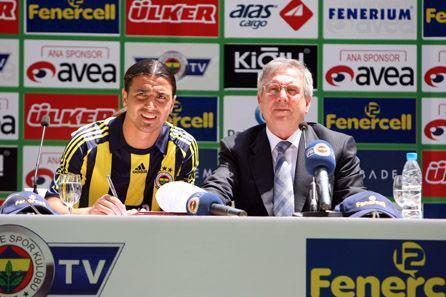 <p>En düşük 3 milyon Euro'luk bonservislerin değerlendirmeye alındığı listede; 9 milyon Euro bonservisle Fenerbahçe'nin yolunu tutan Emmanuel Emenike, yine 9 milyon Euro'ya sarı-lacivertli formayı giyen Mehmet Topuz, 8,5 milyon Euro'ya Gaziantepspor'dan Beşiktaş'a transfer olan Ayhan Akman en dikkat çekici isimler.</p>