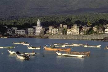 Komor Adaları'nın doğru adı Kamer Adaları'dır. Osmanlı kayıtlarında ve Arapça'da bu isimle geçer. Kamer kelimesi Arapça'da ay anlamına gelir. Ancak Fransızlar bu ismi "Komor (Comores)" olarak okumuşlar ve resmiyette de bu ad kullanılmıştır.