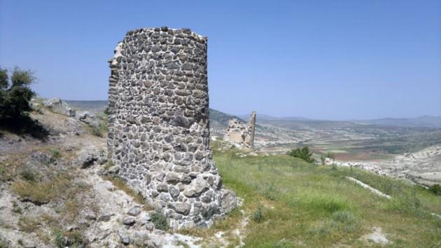 Ve kalenin bugünkü kalıntıları artık bu kalede esaslı bir arkeolojik çalışma yapılması gerektiğini haykırıyor adeta... 