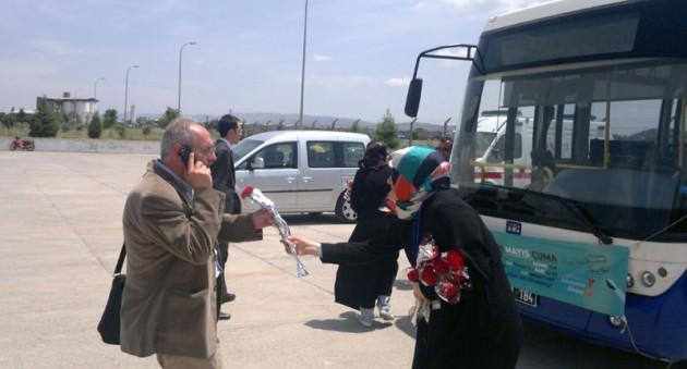 Ve Maraş'a davet edilen şairler havaalanında karanfillerle karşılandı.