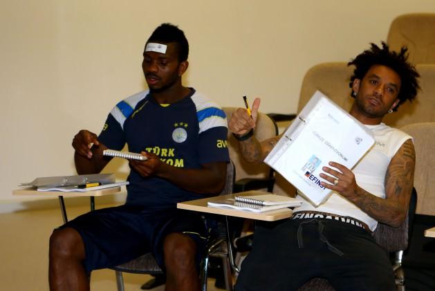 Sarı-lacivertli kulüpten yapılan açıklamaya göre, yabancı oyuncuların isteği ve teknik heyetin de onayıyla Fenerbahçe'ye Can Bartu Tesisleri'nde Türkçe dersleri verilmeye başlandı.