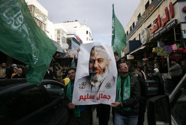 Nablus şehrinde toplanan g&ouml;stericiler Gazze'nin y&ouml;netimini elinde bulunduran Hamas'ın kuruluşunun 25. yıld&ouml;n&uuml;m&uuml;n&uuml; kutladı.