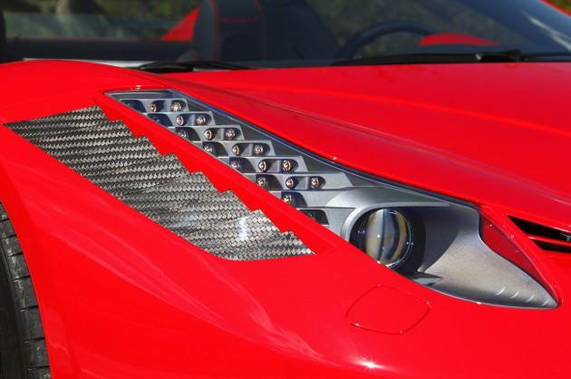 Mansory tasarımcıları 458 Spider’ın iç tasarımını da farklı yorumlamışlar. Seçilen özel kumaşlara ilave deri malzemler, Alcantara ve Monaco’nun kırmızı ve beyaz renklerindeki karbon fiber malzeme araç içi detay tasarımını büyüleyici kılıyor. Özel el işçiliği ile işlenen deri malzemeler maharetli ellerde son derece dayanıklı bir yapıya kavuşurken ekstra yumuşak dokularından da bir şey kaybetmiyor. Usta eller bu son derece karakteristik malzemelerin doğal yapılarını bir kat daha ön plana çıkartırken, elde atılan dikişler yeni tasarlanmış orta konsolun etrafındaki bölgeye bambaşka kişiselleşmiş bir hava katıyor. Bu harikulade el işçiliğine özel tasarlanmış direksiyon ve alüminyum pedallar eşlik ediyor. Mansory, sportif fonksiyonellik ile lüks bir ambiyansı muhteşem bir şekilde Monaco Edition’da aynı potada eritmeyi başarmış.