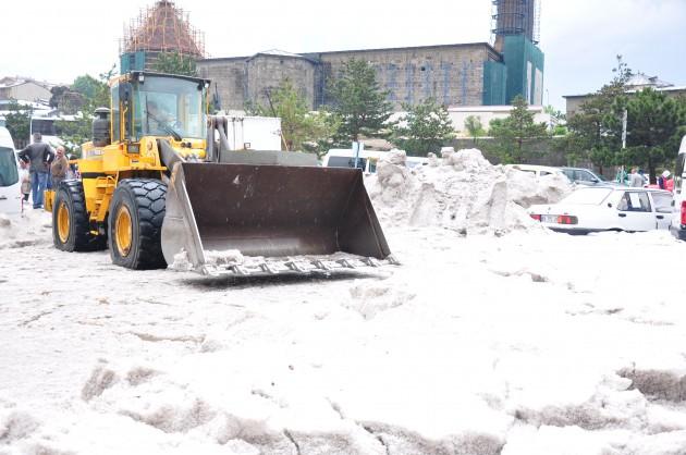 Erzurum’da öğle saatlerinde etkili olan dolu hayatı durma noktasına getirdi.