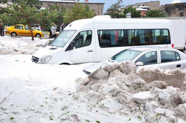 “Burası Erzurum, yaz ortasında kış mevsimini yaşıyoruz” diyen Erzurumlular, ev ve iş yerini su basmaması için yoğun çaba harcadı.