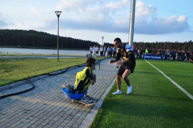 Düzce’nin Topuk Yaylası’ndaki tesislerinde yeni sezon hazırlıklarını sürdüren sarı lacivertlileri hayranları yalnız bırakmıyor.