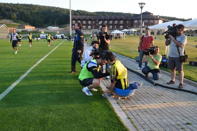 Doğuştan engelli Sefa Gültekin, kaykay üzerine koyduğu leğeni ile Fenerbahçeli futbolcuların idmanını izlemeye gitti.