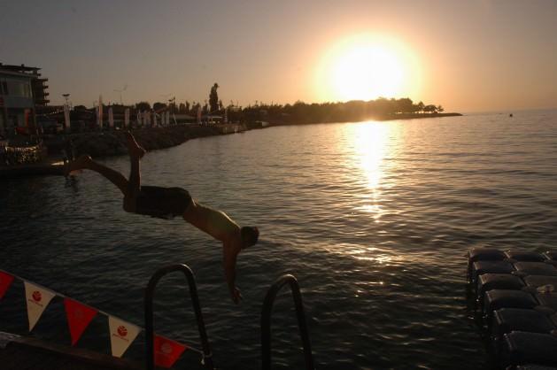 Hafta sonunu değerlendirmek i&ccedil;in Edremit sahiline akın eden Vanlılar, g&uuml;n boyunca Van G&ouml;l&uuml;'nde y&uuml;zerek serinlenmeye &ccedil;alışıyorlar.