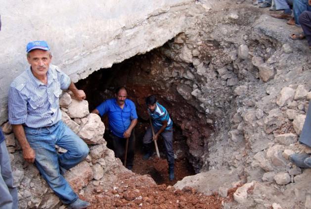 Adıyaman'da bir imamın r&uuml;yasında 'İslam şehidi' olan bir zatı g&ouml;rd&uuml;ğ&uuml;n&uuml; ve mezarının değiştirilmesini istediğini s&ouml;ylemesi &uuml;zerine, evin temelinde kazı yapıldı.  Olay Adıyaman'ın Gerger il&ccedil;esi G&uuml;ng&ouml;rm&uuml;ş k&ouml;y&uuml;nde meydana geldi. K&ouml;y&uuml;n cami imamı Mehmet Babat, son bir ay i&ccedil;erisinde her gece, Arap olan ve isminin Nurullah olduğunu s&ouml;ylediği 'İslam şehidi' bir m&uuml;barek zatın r&uuml;yasına girdiğini iddia etti. 