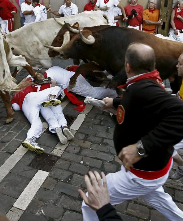 Boğa yarışı festivali San Fermin&rsquo;de yaralananların arasında 62 yaşında bir yerli ve bir Kaliforniyalı başından yaralandı. Madrid&rsquo;deki &ccedil;iftlikten bırakılan boğalar 850 metreyi yaklaşık 2 dakika 20 saniyede koştu.