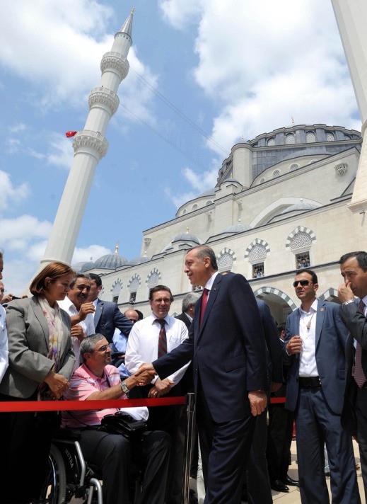 10 bin kişilik cami ibadete açıldı