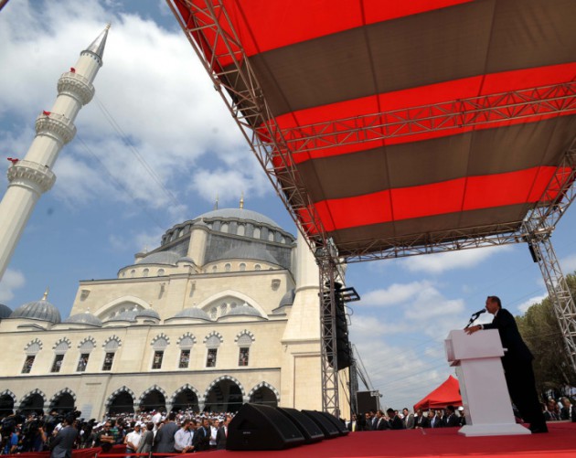 10 bin kişilik cami ibadete açıldı