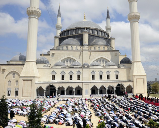 10 bin kişilik cami ibadete açıldı