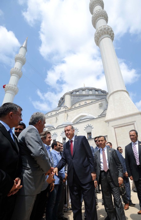 10 bin kişilik cami ibadete açıldı