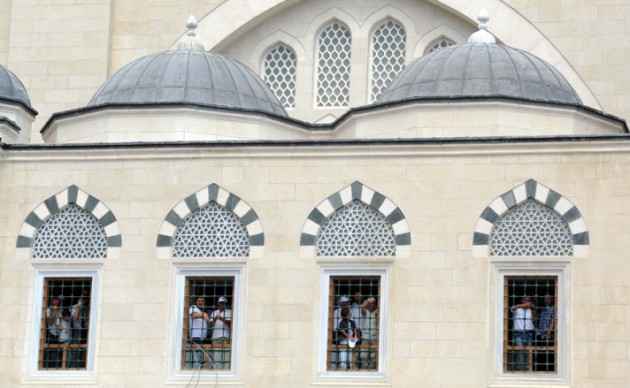 10 bin kişilik cami ibadete açıldı